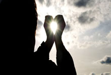 国际足球赛场上各国队伍鏖战——荣耀与梦想的绿茵交响